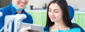 dentist showing girl tablet